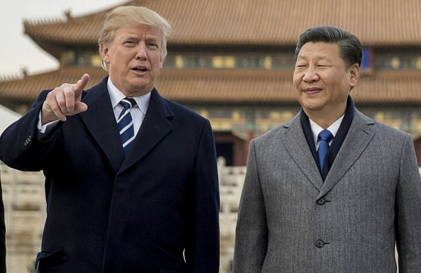 Chủ tịch Trung Quốc Tập Cận B&igrave;nh đ&oacute;n Tổng thống Mỹ Donald Trump tại Bắc Kinh năm 2017 (Ảnh: AFP)