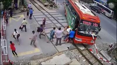 Thanh Hóa: Kinh hoàng xe khách húc tung barie đường sắt khi tàu sắp tới
