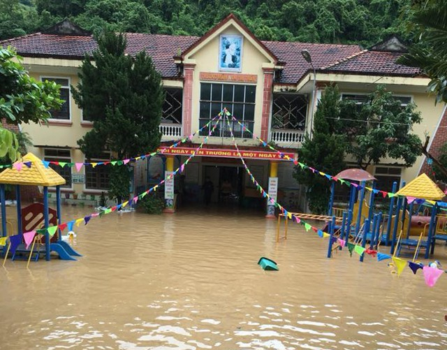 Nhiều trường học ở huyện Kỳ Sơn bị ngập nặng do cơn lũ ng&agrave;y 17/8.