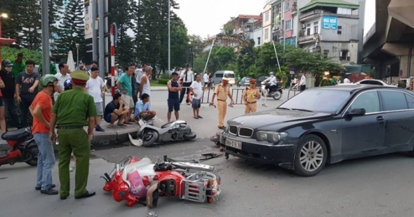 Người phụ nữ điều khiển xe ôtô BMW tông hàng loạt xe máy, kéo lê 2 cháu nhỏ trên đường