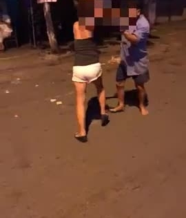 Xôn xao clip đám đông cổ vũ đôi nam nữ đánh nhau trên đường