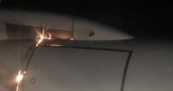 Thót tim clip động cơ máy bay chở 200 hành khách bốc cháy