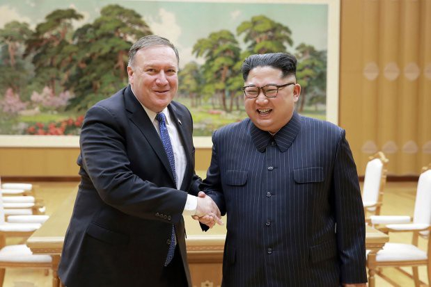 Ngoại trưởng Pompeo v&agrave; nh&agrave; l&atilde;nh đạo Kim Jong-un bắt tay trong cuộc gặp tại Triều Ti&ecirc;n (Ảnh: Reuters)
