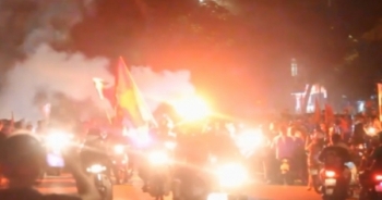 Clip CĐV đốt pháo sáng, ăn mừng sau chiến thắng của Olympic Việt Nam