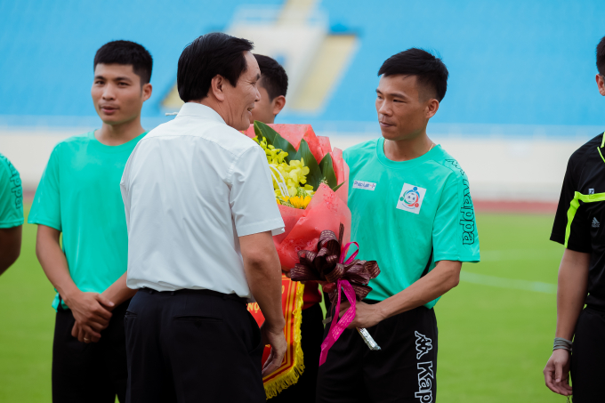 Đại diện Khu Li&ecirc;n hợp thể thao Quốc gia tặng hoa v&agrave; cơ lưu niệm.