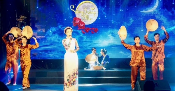Trịnh Kim Chi duyên dáng áo dài hát "Đêm mưa nhớ mẹ"