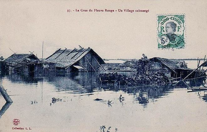 Một ng&ocirc;i l&agrave;ng ngập trong nước lũ s&ocirc;ng Hồng khoảng năm 1900