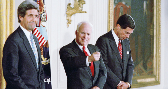 Thượng nghị sĩ John McCain v&agrave; Thượng nghị sĩ John Kerry (tr&aacute;i) tại buổi lễ khi Tổng thống Bill Clinton c&ocirc;ng bố b&igrave;nh thường h&oacute;a quan hệ Việt - Mỹ th&aacute;ng 7/1995. Ảnh:&nbsp;AP.