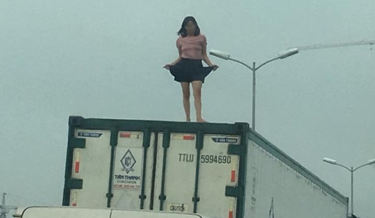 Người phụ nữ mặc váy quậy "tưng bừng" trên nóc thùng xe container