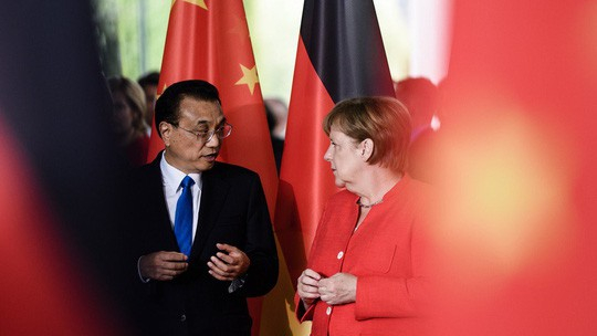 Thủ tướng Đức Angela Merkel (phải) v&agrave; Thủ tướng Trung Quốc L&yacute; Khắc Cường