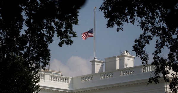 Ông Trump ra lệnh treo cờ rủ toàn nước Mỹ để tưởng nhớ ông John McCain