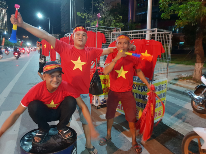 Hàng chục nghìn người d&acirc;n c&ocirc;́ đ&ocirc; Huế đổ ra đường ăn mừng chiến thắng của Olympic Việt Nam