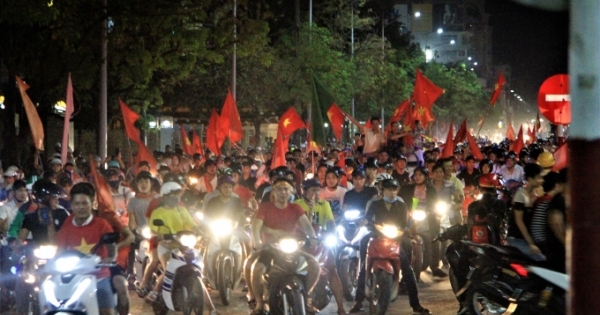 Hàng chục nghìn người dân cố đô Huế đổ ra đường ăn mừng chiến thắng của Olympic Việt Nam