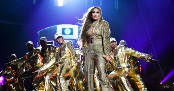 Jennifer Lopez khoe trọn đường cong với Atelier Versace
