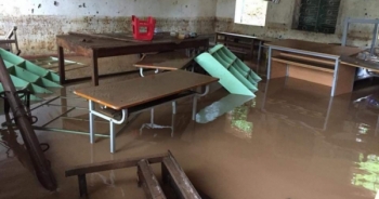 Clip: Trường tiểu học chìm trong biển nước, học sinh nháo nhác tránh lũ tại Sơn La