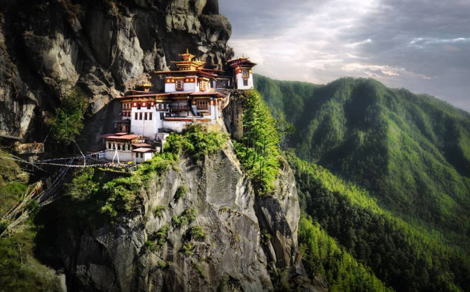 Taktsang Palphug, tu viện h&agrave;ng trăm năm tuổi, nơi được coi l&agrave; biểu tượng quốc gia của Bhutan. Nằm tr&ecirc;n v&aacute;ch đ&aacute; b&ecirc;n thung lũng Paro, ng&ocirc;i đền cổ n&agrave;y l&agrave; điểm h&agrave;nh hương cho người Bhutan.