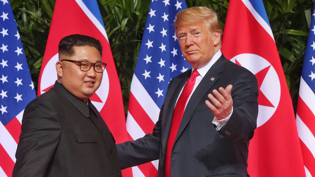 Tổng thống Donald Trump v&agrave; nh&agrave; l&atilde;nh đạo Kim Jong-ung gặp nhau tại Singapore (Ảnh: Reuters)