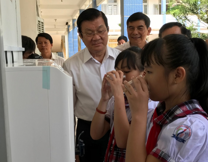 Nguy&ecirc;n Chủ tịch nước Trương Tấn Sang vui mừng chứng kiến hệ thống nước uống sạch được ho&agrave;n th&agrave;nh trước năm học mới.