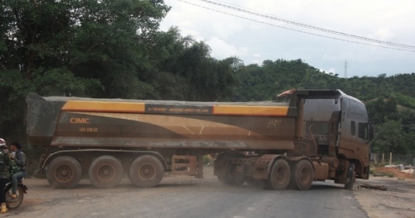 Xe 50 tấn cày nát đường 10 tấn: CSGT Đắk Nông nói "thông cảm vì... lực lượng mỏng"