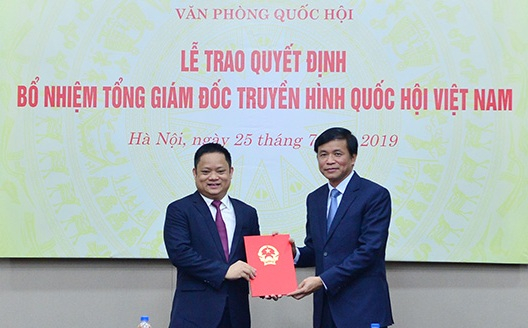 Ông Nguyễn Hạnh Phúc trao quyết định và chúc mừng ông Vũ Minh Tuấn.