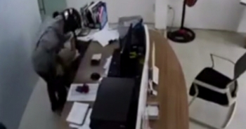 Clip: Bị kề dao vào cổ, nữ nhân viên cửa hàng Viettel đã có hành động khiến tên cướp bỏ chạy