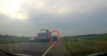 Video: Sự liều lĩnh của tài xế xe tải khiến nhiều người xem phải rùng mình