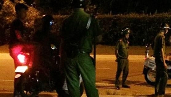 Phú Quốc: Cảnh sát nổ súng thị uy nhóm côn đồ quậy phá gia đình bị đuổi khỏi Villa