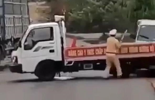Vụ tài xế xe vận chuyển gỗ tông tổ CSGT: Công an tỉnh Gia Lai xem xét khởi tố vụ án