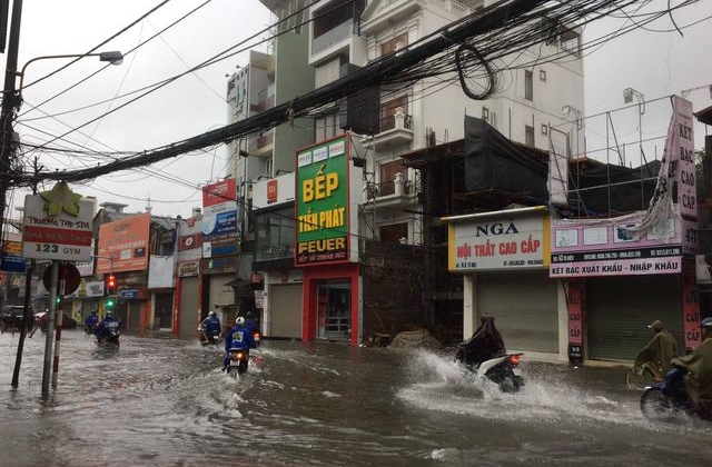 Đường phố Quảng Ninh và Hải Phòng ngập sâu, cây xanh gãy đổ ngổn ngang sau bão số 3