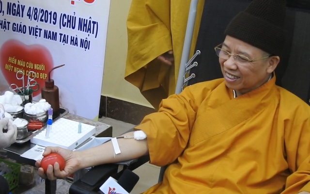 Video: Thượng tọa Thích Thanh Quyết tham gia hiến máu cứu người