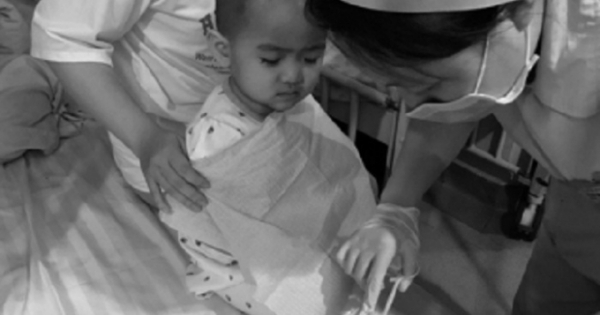Gần 2 tuổi, 6 lần xạ trị, hơn 10 lần trọc tủy, cô bé vẫn an nhiên khiến triệu người rơi lệ