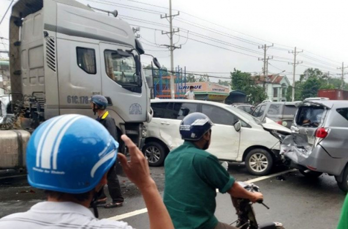Hiện trường vụ tai nạn liên hoàn khiến QL13 ùn tắc kéo dài - Ảnh: Trịnh Bình