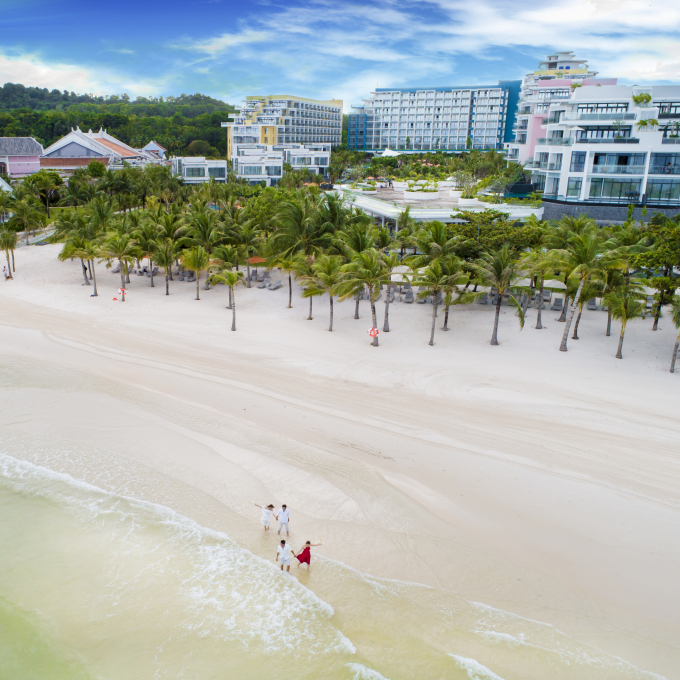Bãi biển trắng muốt bên rặng dừa ngát xanh.