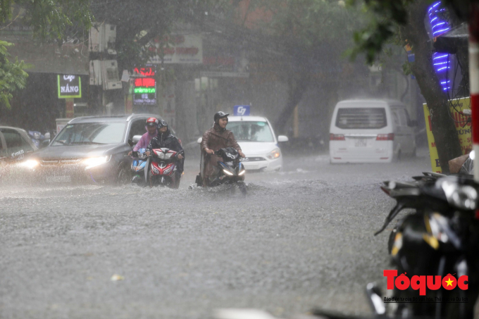 Ghi nhận của phóng viên vào sáng 8/8, nhiều tuyến phố như Vương Thừa Vũ, Lê Trọng Tấn, Tô Vĩnh Diện... ngập sâu từ 30cm đến 60cm chỉ sau 30 phút mưa lớn.