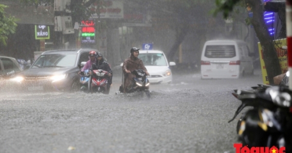 Hà Nội: Nhiều tuyến phố lại ngập sâu trong "biển nước" chỉ sau 30 phút mưa