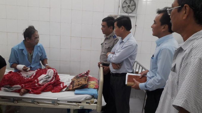 Ông Trần Hoài Phú, Phó Cục trưởng Cục công tác phía Nam; đại diện Vụ Tổ chức cán bộ, Tổng cục THADS; đại diện Công an huyện Cái Nước thăm hỏi các nạn nhân tại Bệnh viện