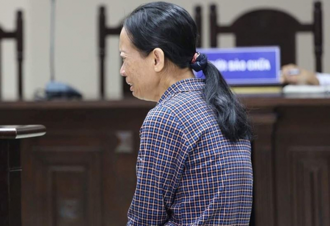 Bị cáo Nguyễn Thị Huế bật khóc nghẹn ngào tại tòa.