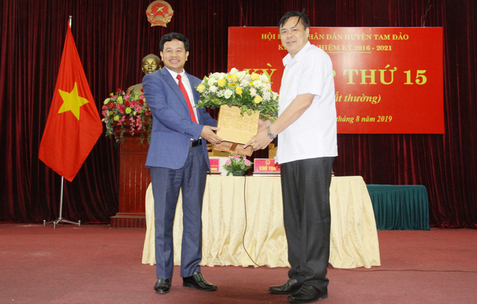 Đồng chí Đinh Văn Mười (bên trái) được bầu giữ chức Chủ tịch UBND huyện Tam Đảo, Vĩnh Phúc nhiệm kỳ 2016-2021