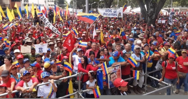 Hình ảnh quốc tế ấn tượng: Biểu tình phản đối Mỹ phong tỏa tài sản dữ dội ở Venezuela