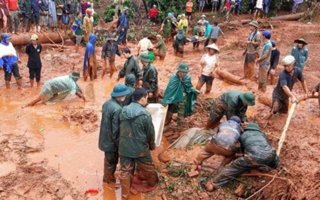 Tây Nguyên: Hàng nghìn nhà dân vẫn chìm trong nước lũ, 8 người chết