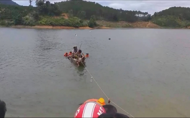 Lâm Đồng: Chèo xuồng ra câu cá, 3 em bị đuối nước thương tâm