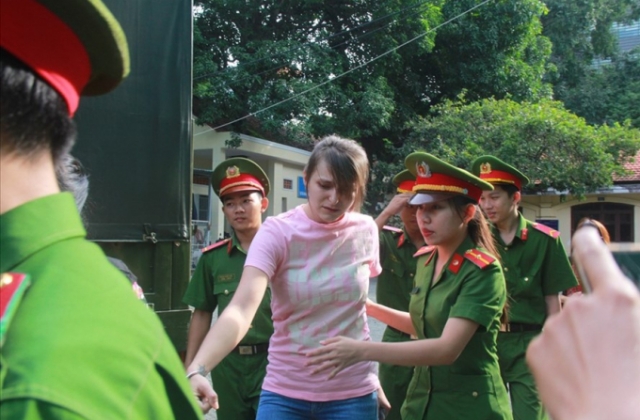 Cận cảnh hot girl người Nga cầm đầu đường dây mại dâm hạng sang được dẫn giải đến tòa