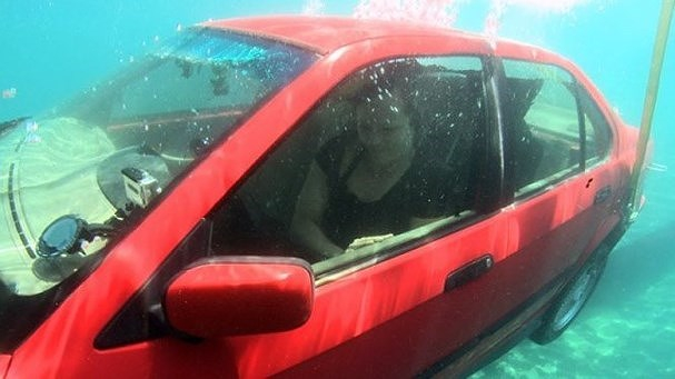 Clip: Khi ôtô chìm xuống nước bạn cần làm gì để thoát thân