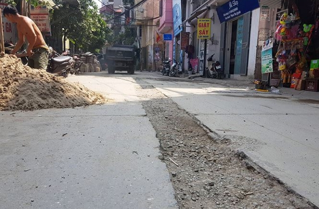 Hà Nội: Sau vỉa hè, lại khốn khổ vì đường bị đào xới khắp nơi