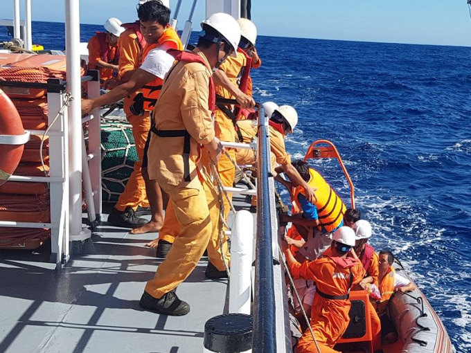 Các thuyền viên được cứu đưa lên tàu Sar 412 để về đất liền an toàn