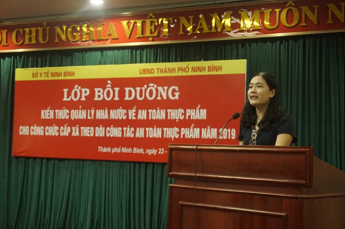 Bà Nguyễn Thị Hường - Chi cục trưởng Chi cục ATVSTP tỉnh Ninh Bình phát biểu tại lớp đào tạo bồi dưỡng.