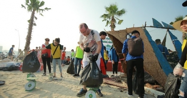 Hơn 300 tình nguyện viên tham gia nhặt rác trên biển Bãi Cháy