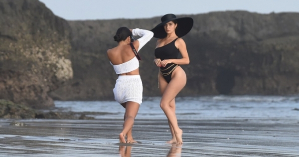 "Người mẫu nội y" phô đường cong "bỏng  mắt" trên bãi biển ở Bali