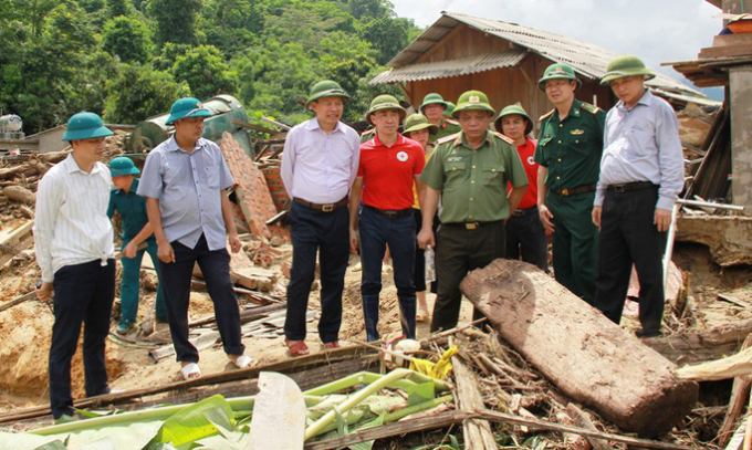 Thiếu tướng Nguyễn Hải Trung - Giám đốc Công an tỉnh Thanh Hóa đã đến thăm người dân bị thiệt hại sau cơn bão số 3