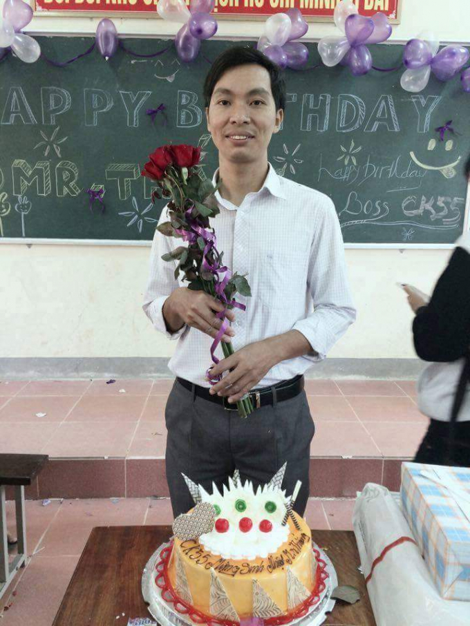 Các học sinh đã tổ chức sinh nhật cho thầy Thắng trong ngày sinh của thầy. (Ảnh: Gia đình cung cấp)